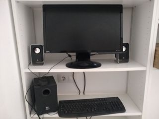 Monitor, teclado y altavoces