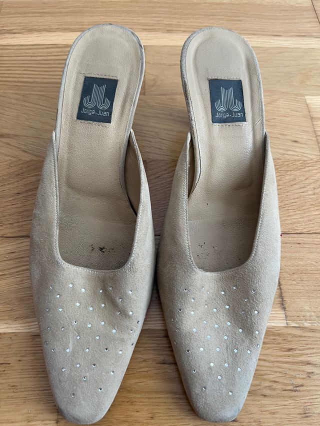 zapato tacon bajo brillante