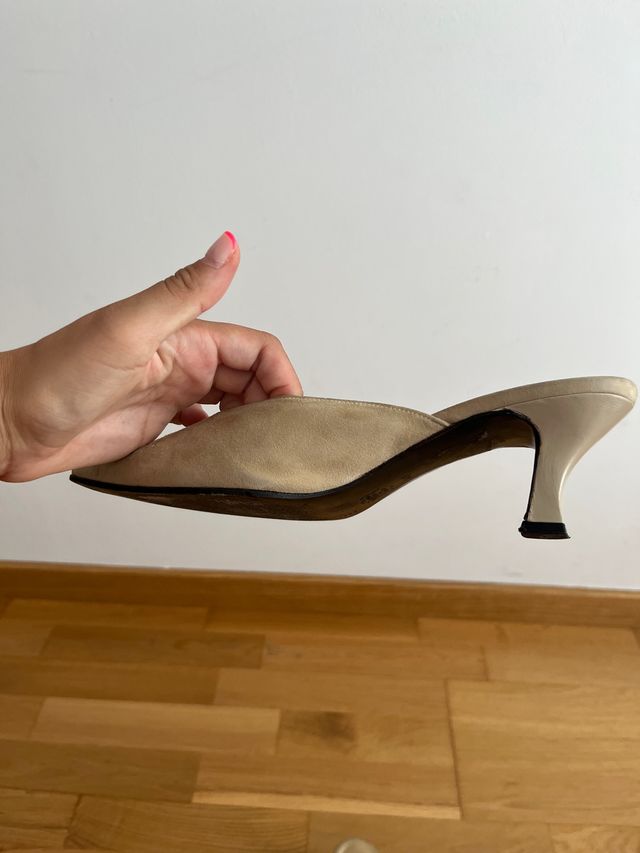 zapato tacon bajo brillante