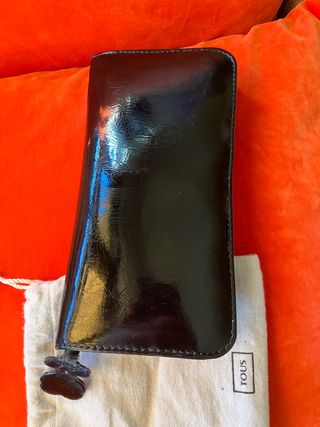 cartera charol negro Tous