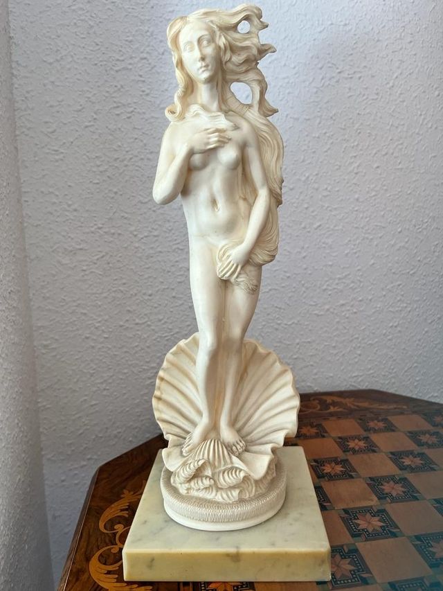 Figura de alabastro con peana de marmol