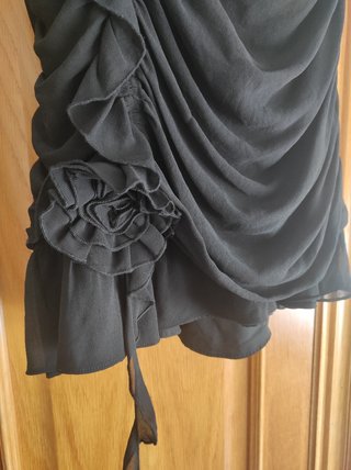 Vestido corto drapeado con volante