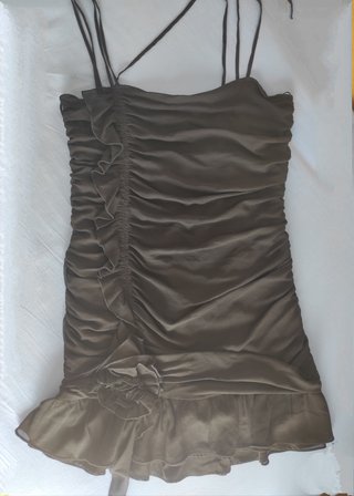 Vestido corto drapeado con volante