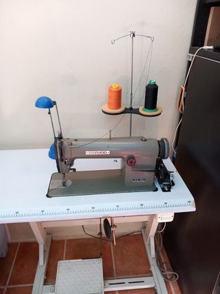 Máquina de coser con banco