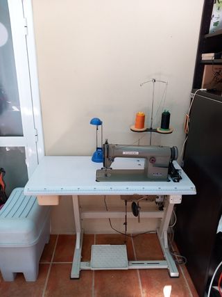 Máquina de coser con banco