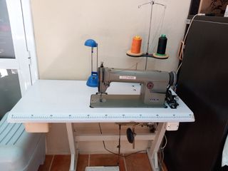 Máquina de coser con banco