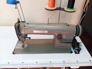 Máquina de coser con banco