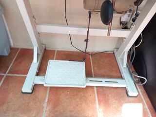 Máquina de coser con banco