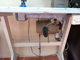 Máquina de coser con banco