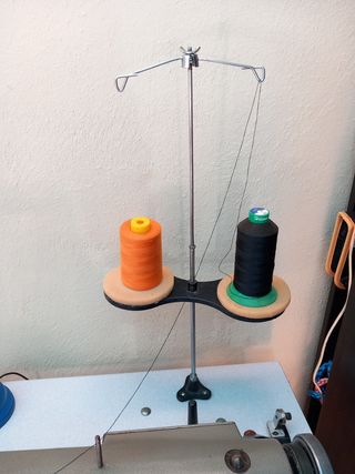 Máquina de coser con banco