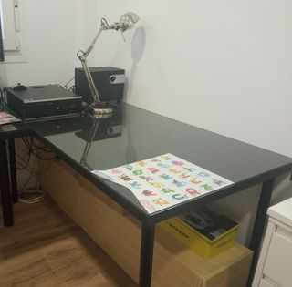 Mesa escritorio 4 patas con cristal.