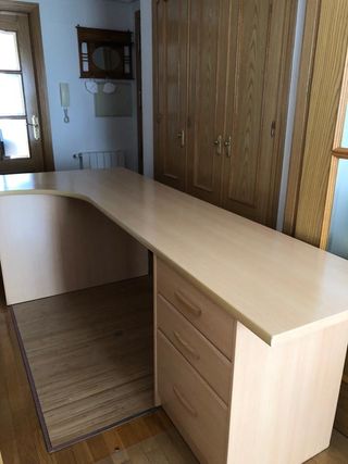 Mesa escritorio con cajonera y zapatero