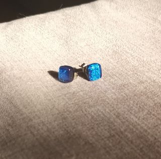 Brincos stud em vidro com brilho azul