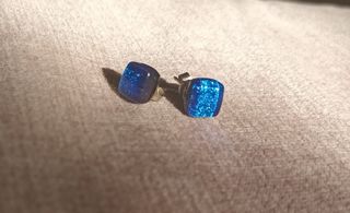 Brincos stud em vidro com brilho azul