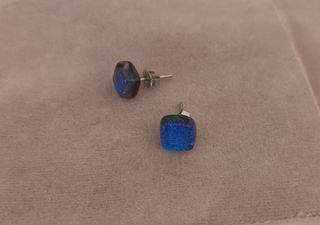 Brincos stud em vidro com brilho azul