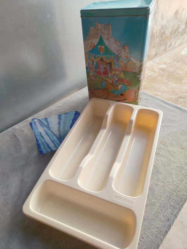 Lote caja metálica, servilletero y guardacubiertos