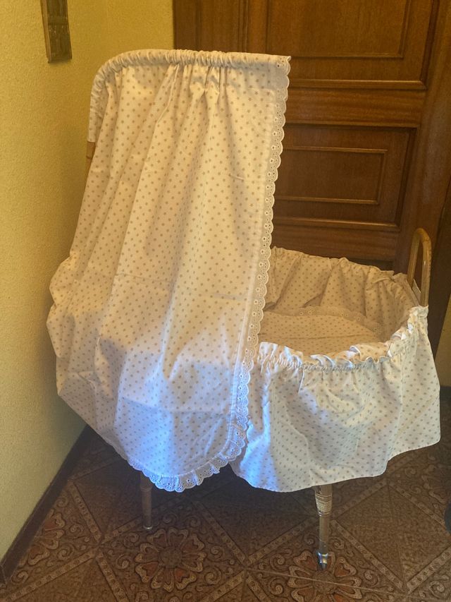 Moises/Cuna de Ratan con Vestiduras