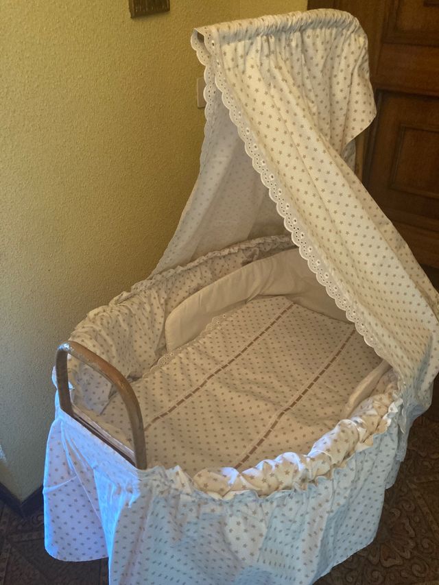 Moises/Cuna de Ratan con Vestiduras