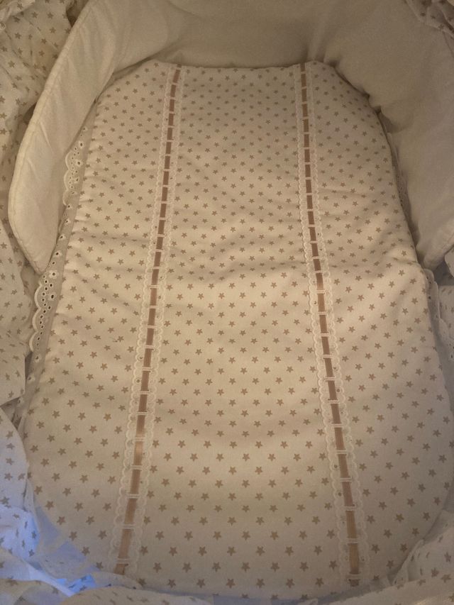 Moises/Cuna de Ratan con Vestiduras