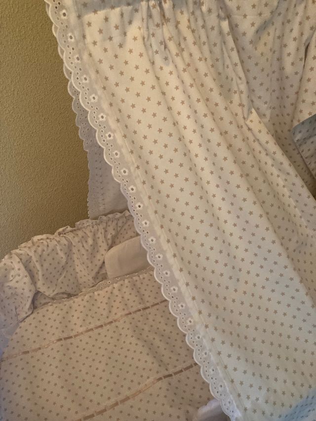 Moises/Cuna de Ratan con Vestiduras