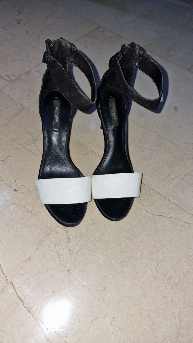 Dos pares de sandalias. 12€ los dos.