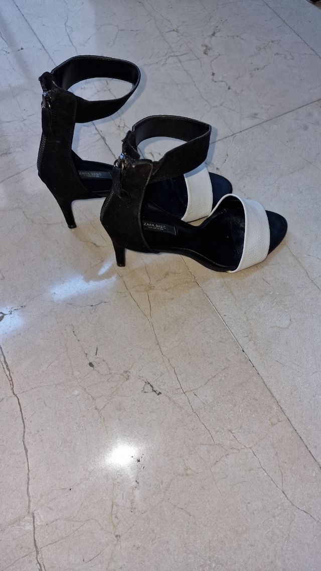 Dos pares de sandalias. 12€ los dos.