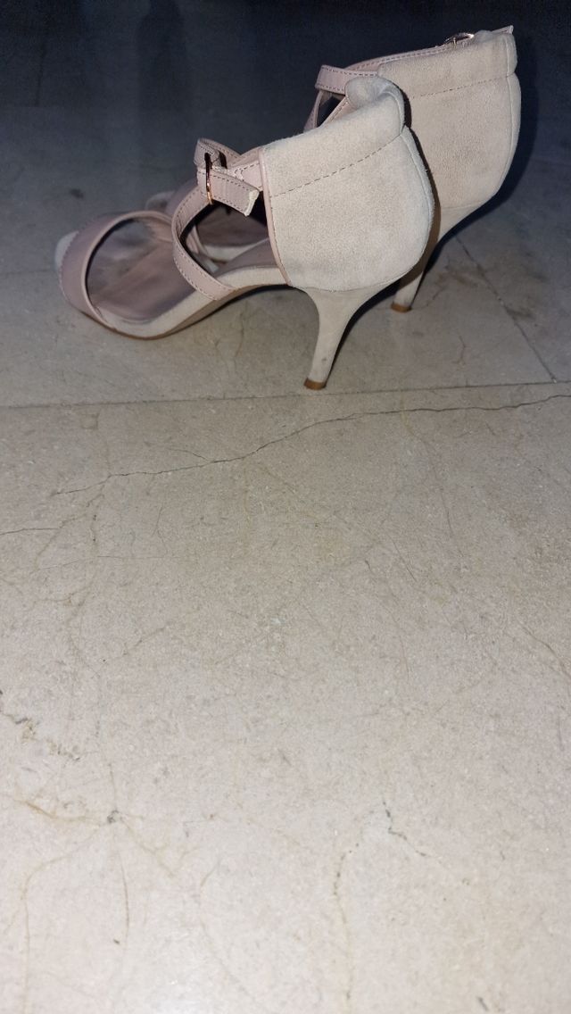 Dos pares de sandalias. 12€ los dos.