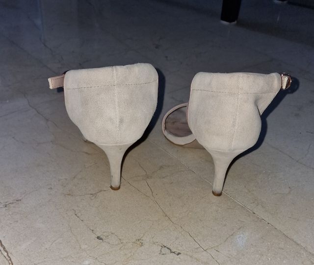 Dos pares de sandalias. 12€ los dos.