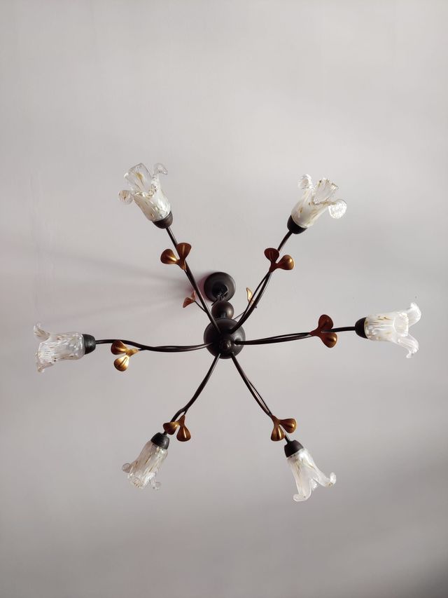 Lámpara de techo araña y mesillas a juego