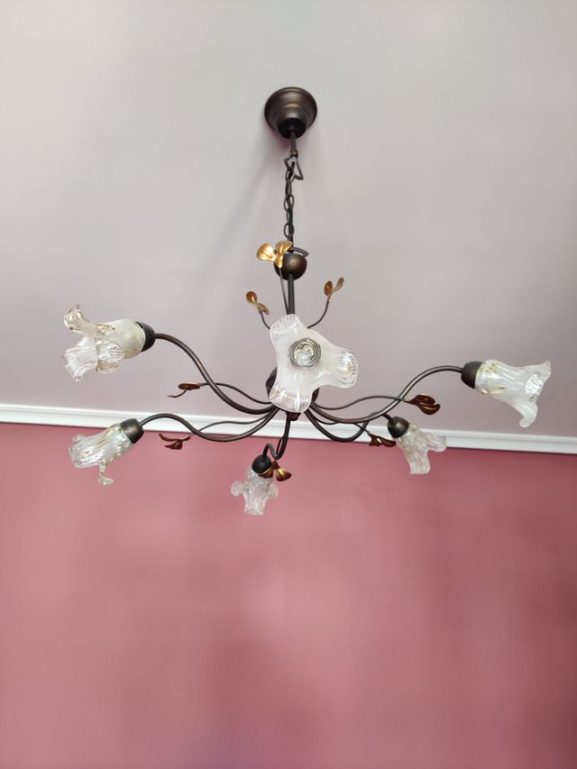 Lámpara de techo araña y mesillas a juego