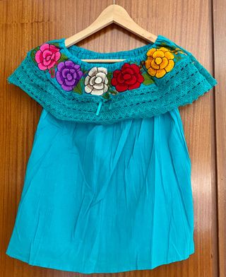 Blusa con bodados estilo bardot en azul turquesa