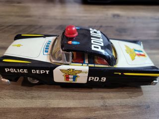 Coche de policía a cuerda vintage