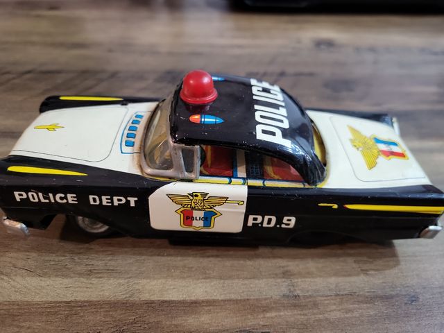 Coche de policía a cuerda vintage