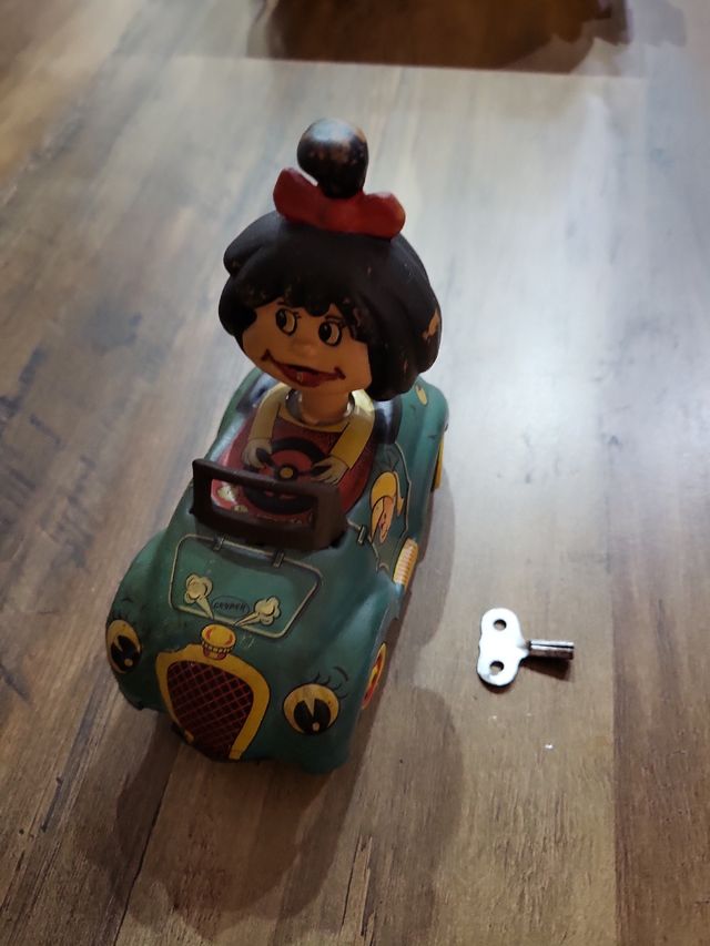 Coche juguete de hojalata