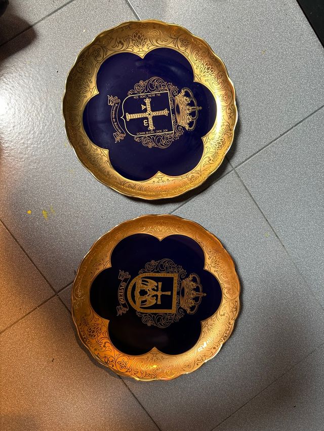 Platos con ribel de oro