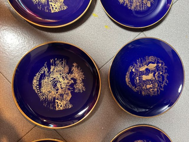 Platos con ribel de oro