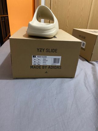 YEEZY SLIDES BONE