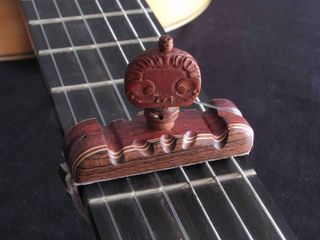 Cejilla de Palo Santo tallada