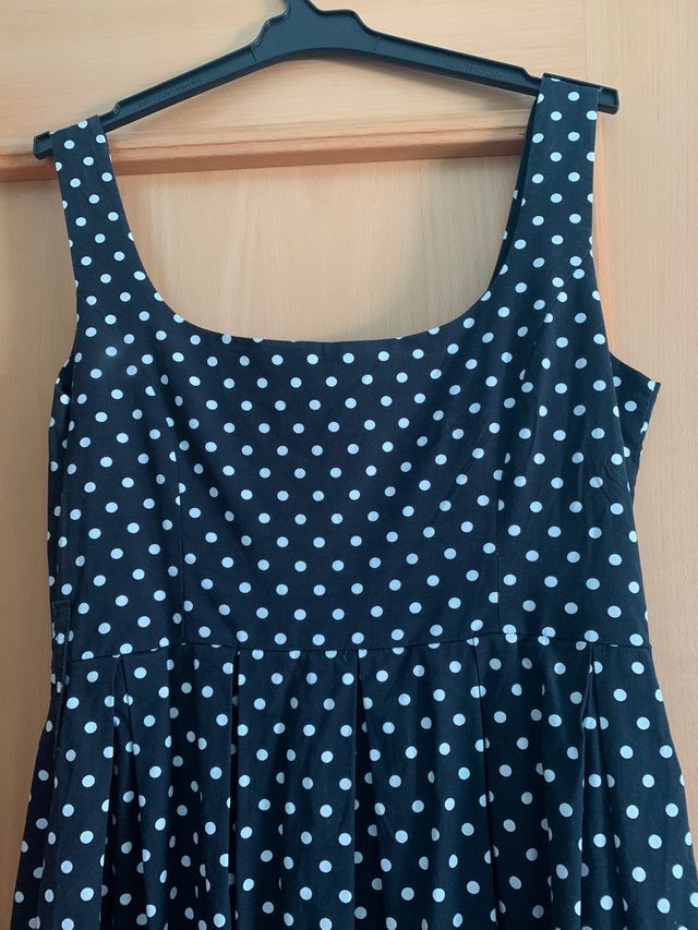 vestido negro lunares