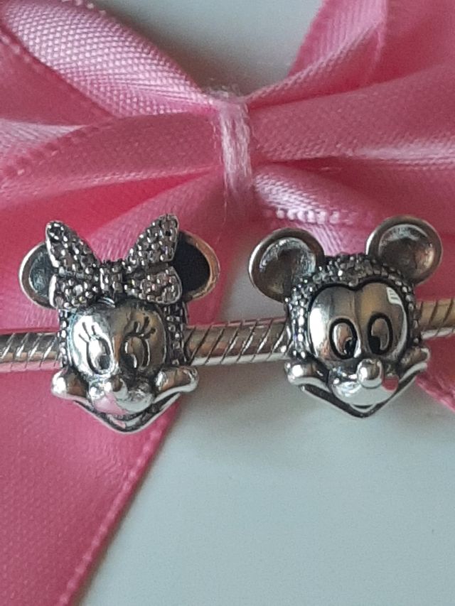 Charm Minnie y Mickey en plata de ley.