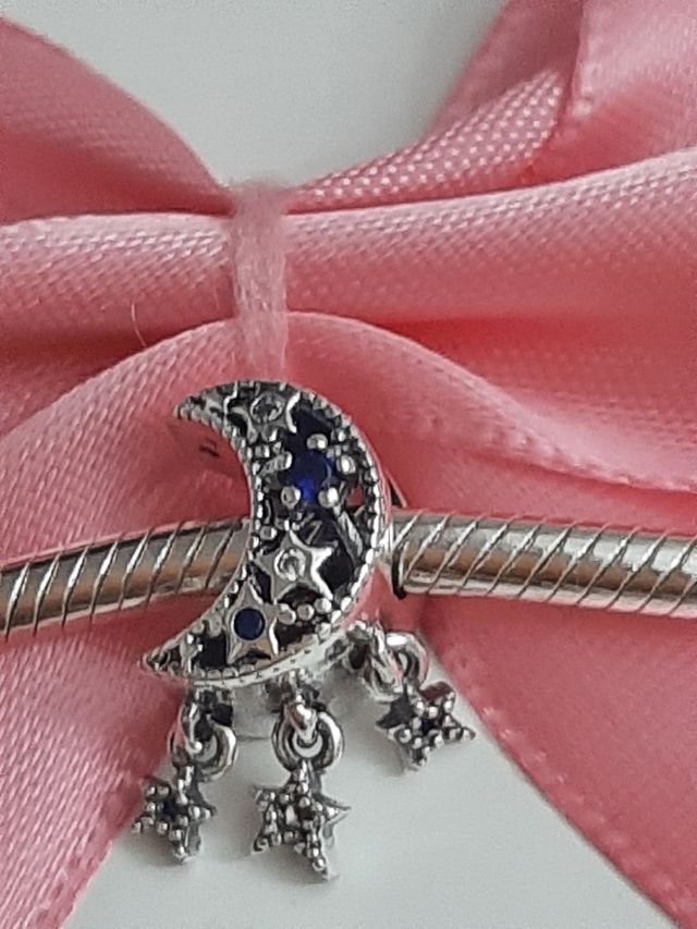 Charm luna y estrellas en plata de ley.