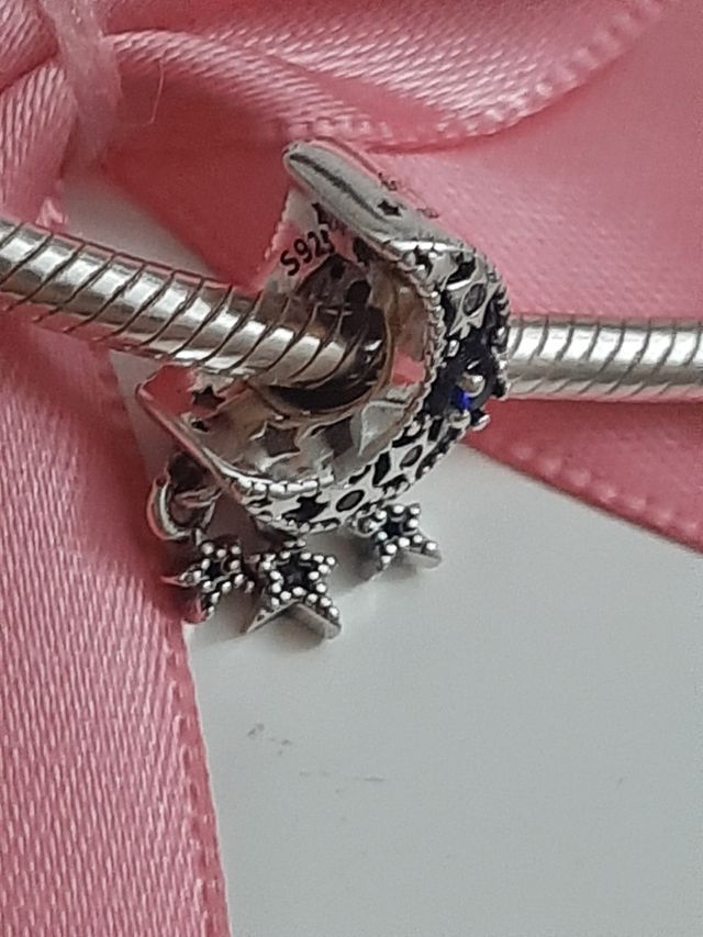 Charm luna y estrellas en plata de ley.