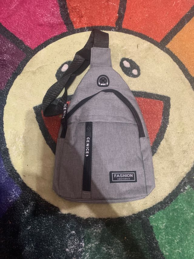 Riñonera de color gris completamente nueva