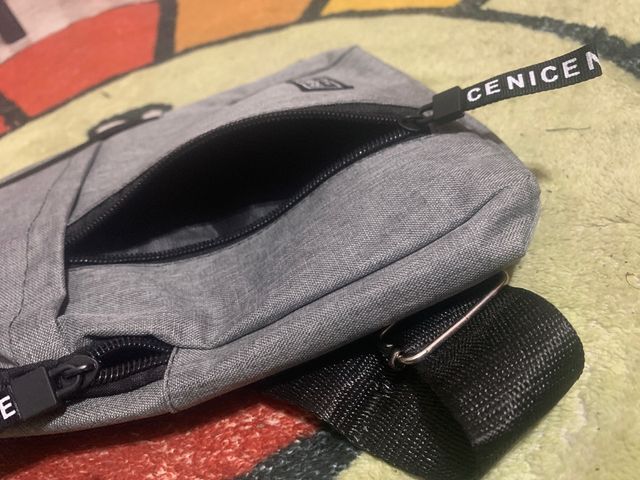 Riñonera de color gris completamente nueva