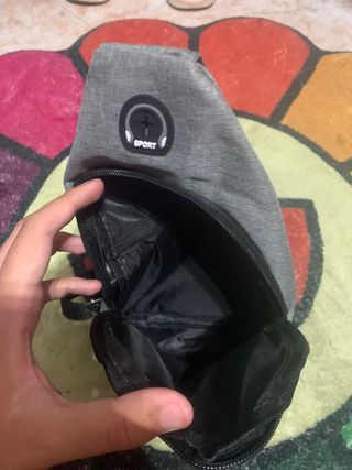 Riñonera de color gris completamente nueva