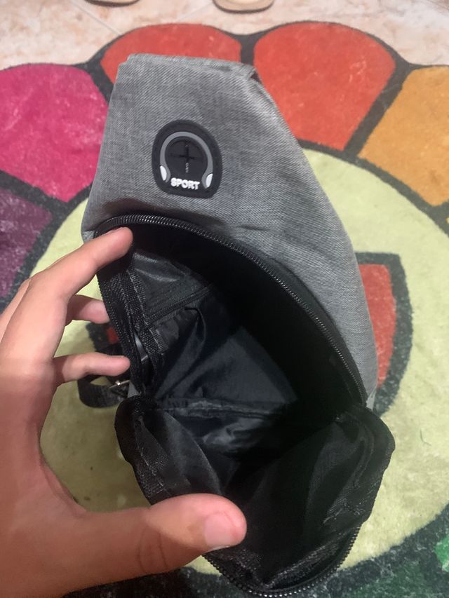 Riñonera de color gris completamente nueva