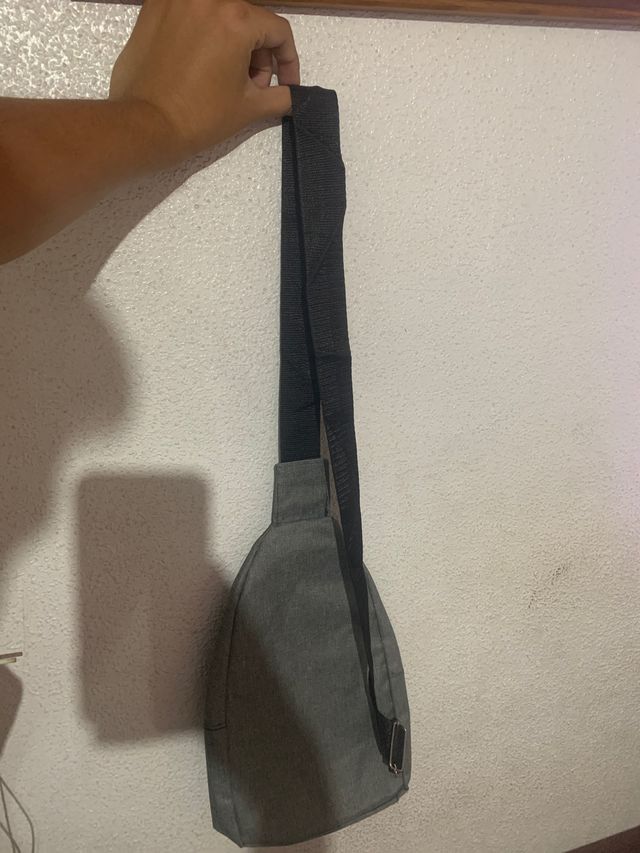 Riñonera de color gris completamente nueva