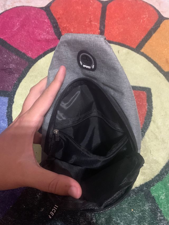 Riñonera de color gris completamente nueva