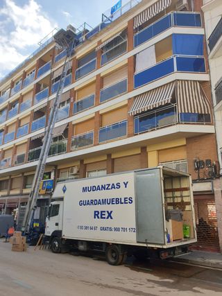 MUDANZAS BARCELONA PLATAFORMA ELEVADORA GRÚAS