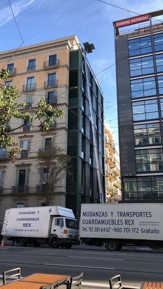 MUDANZAS BARCELONA PLATAFORMA ELEVADORA GRÚAS